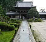 Les stages proposés par Atout Shiatsu: une autre façon d'appréhender les troubles et de trouver des solutions. Photo d'un temple japonais